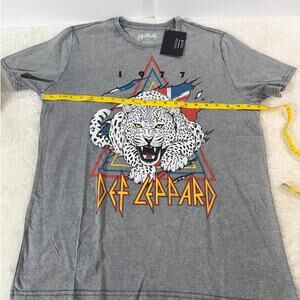 Def Leppard Graphic Band T-Shirt Leopard Print1977 Rock Tee Mens M NWT